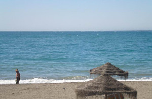 Playa en el sol en Rincon de la Vitoria cerca de Malaga