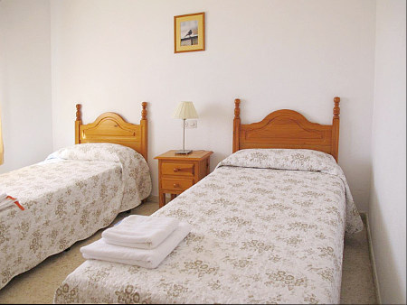Habitación doble soleada con camas separadas