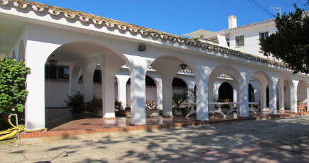 Photo Los Rubios centre œcuménique cour avec arcades du soleil de la Méditerranée