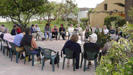 Groupe dans le jardin lors d'un séminaire dans une conversation