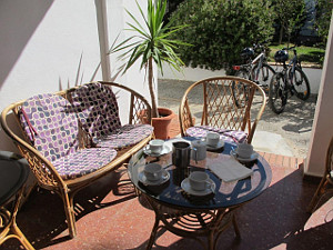 Coin salon relaxante pour le café sur la terrasse.